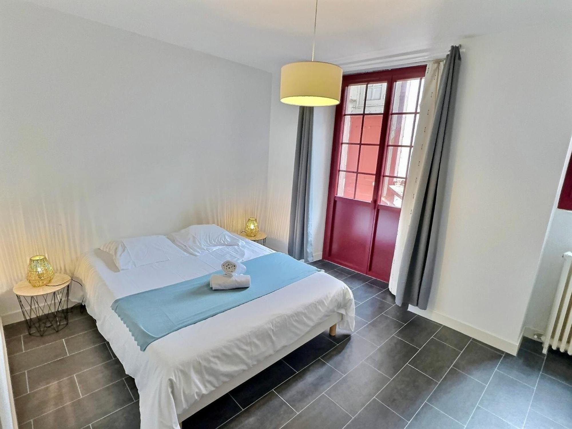 Wonderhost, Superbes Volumes Et Charme De L'Ancien Apartment โป ภายนอก รูปภาพ